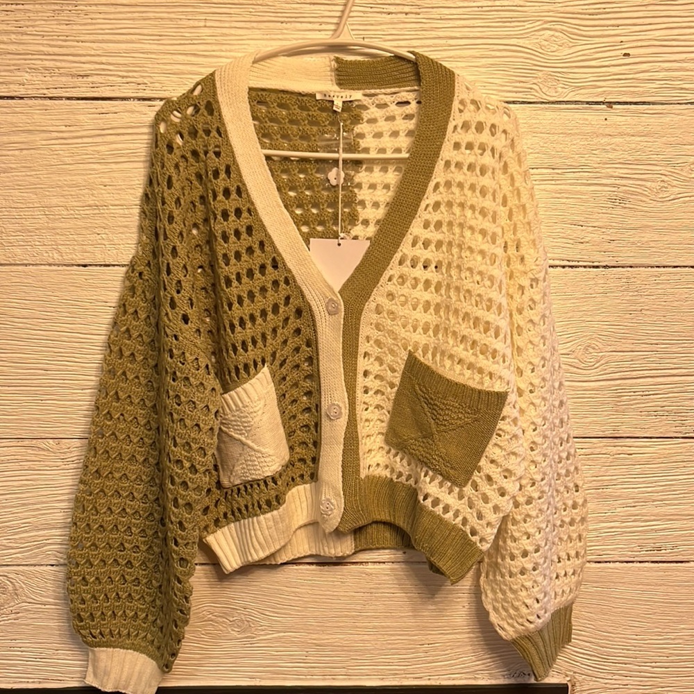 Adorable sweater olive green and cream size Large NWT